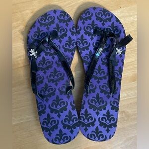 Purple & black Fleur de lis flip flop sandals with faux leather strap Size:7M